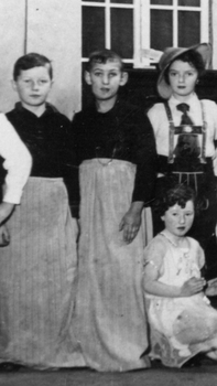 1930 Chanukka Kinder der Gemeinde Peter Danziger Benno Kalb Klärchen Rubenfeld kniend Hella Nowack