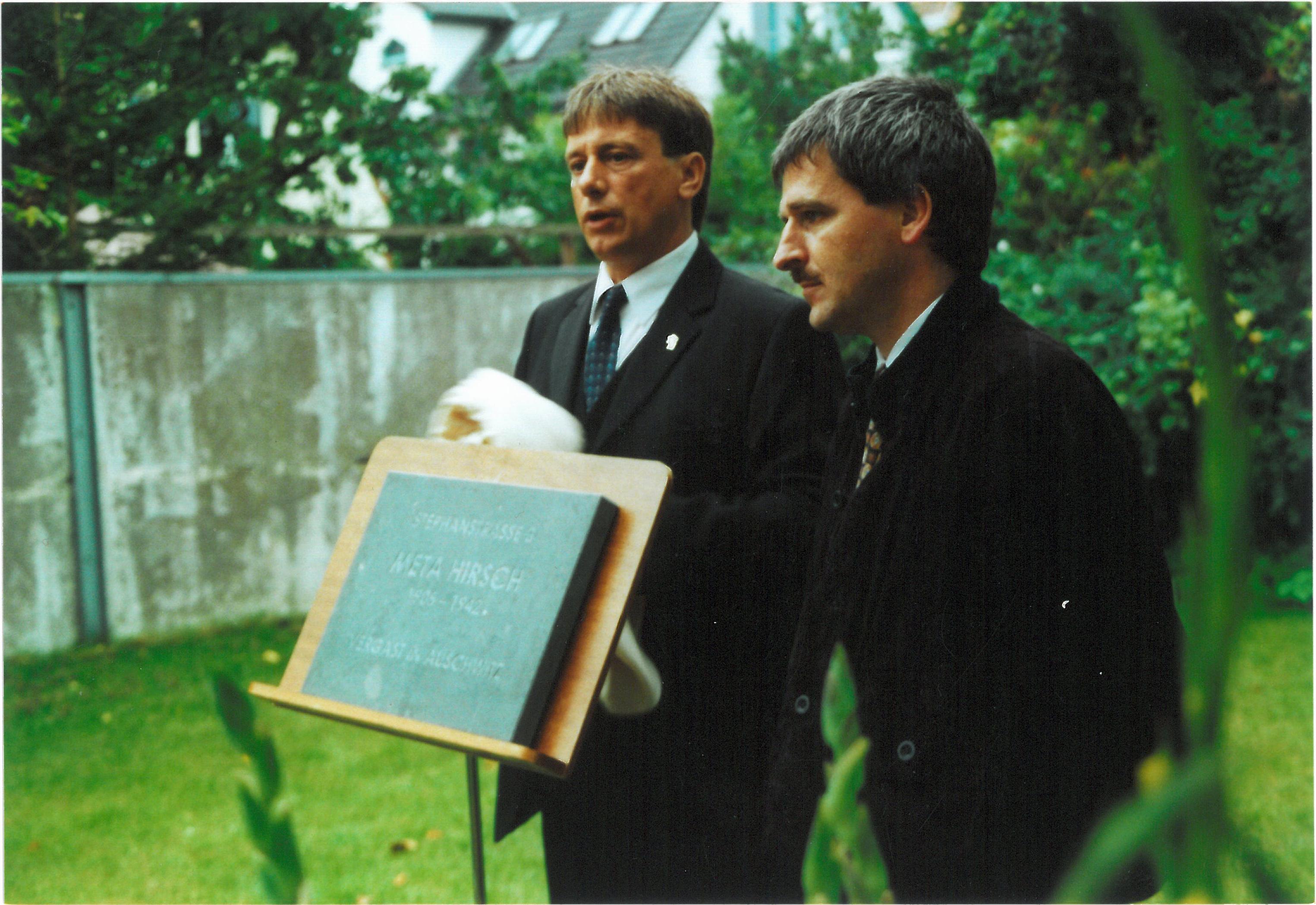 Hirsch Meta Hirsch mit Kai Seyffarth Frank Schröder 1.Denkstein 2001